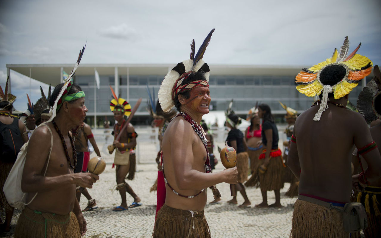 Protesto de índios em Brasília. índios estão em uma roda com cocares coloridos /  Foto: Marcelo Camargo /Agência Brasil.
