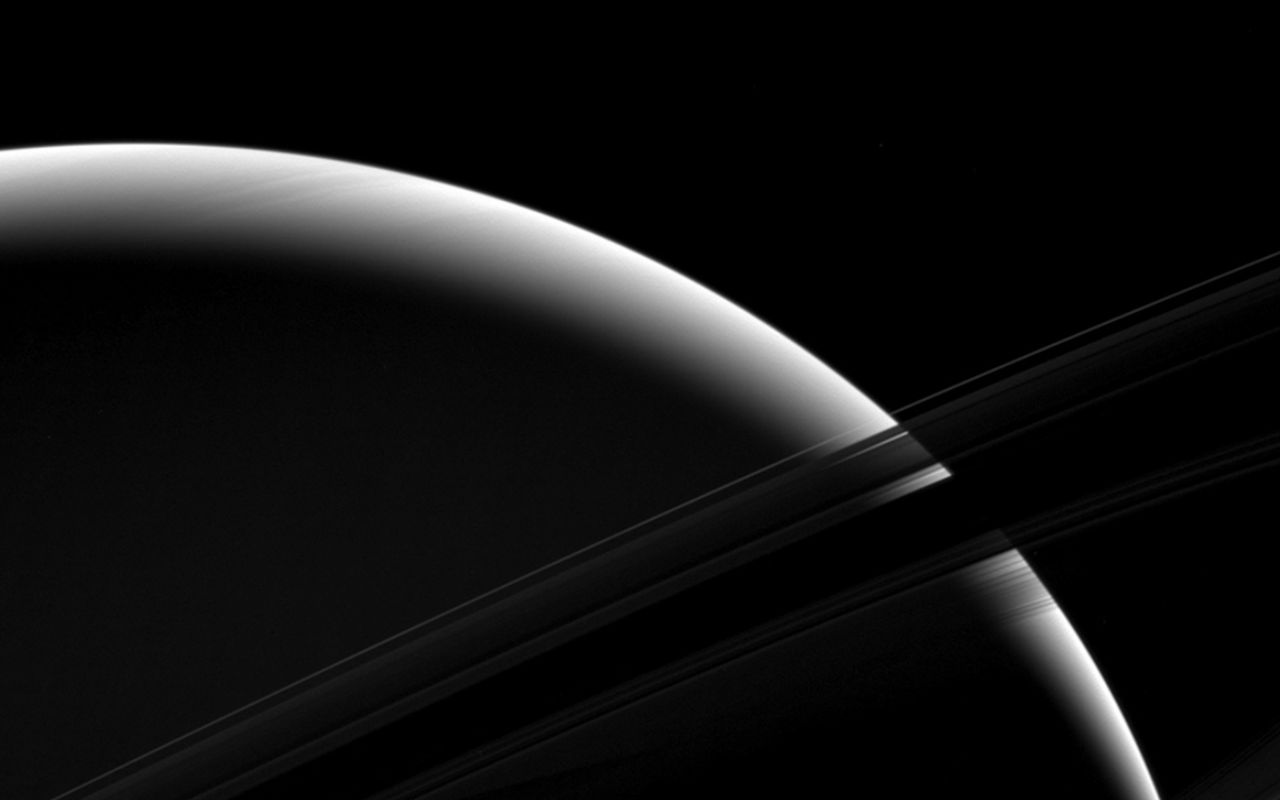 A silhueta de Saturno e dos seus anéis em imagem da feita pela Sonda Cassini /  Foto: NASA