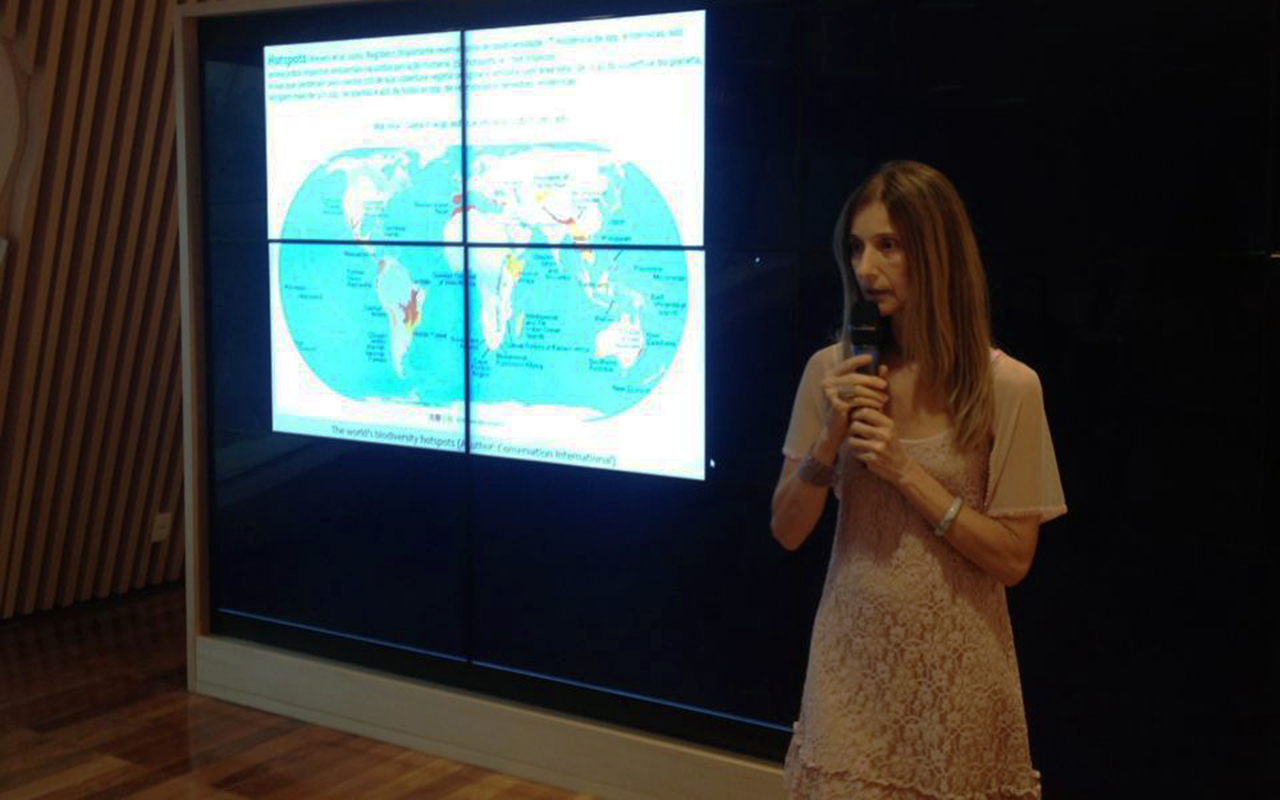 A bióloga Maria Alice em palestra no Observatório do Amanhã