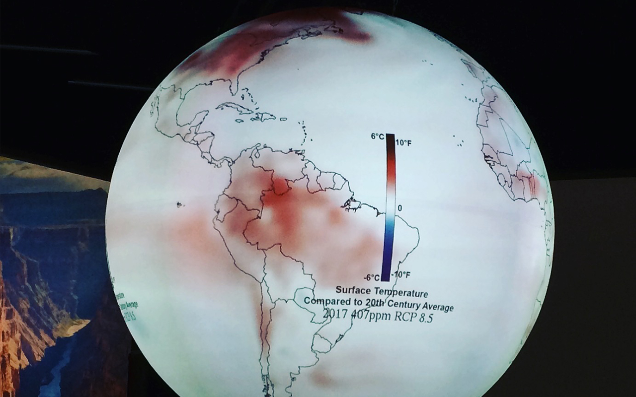 América do Sul em grande globo terrestre exibido na COP21 mostrando as alterações climáticas em comparação com a média do século XX