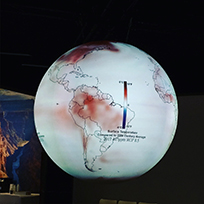 América do Sul em grande globo terrestre exibido na COP21 mostrando as alterações climáticas em comparação com a média do século XX