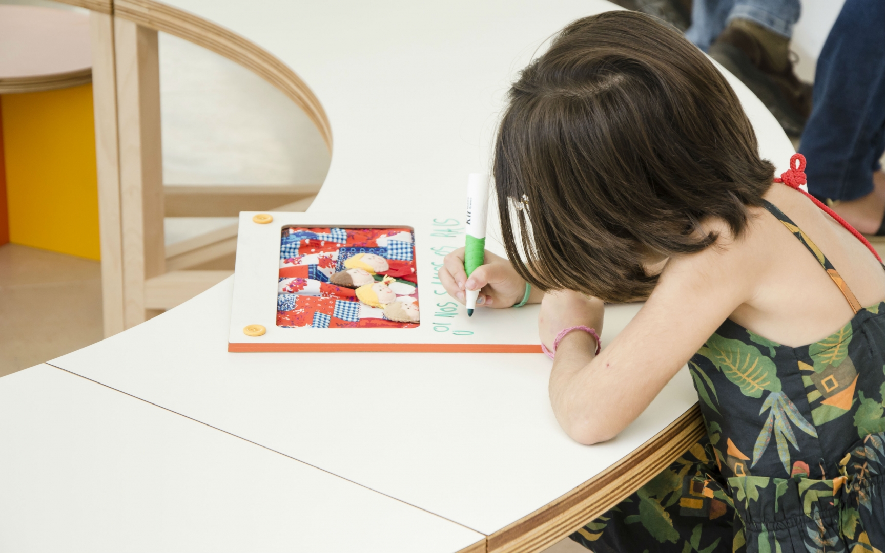 Menina desenha na área do Terreiro do Educativo, no Museu do Amanhã / Foto: Byron Prujansky