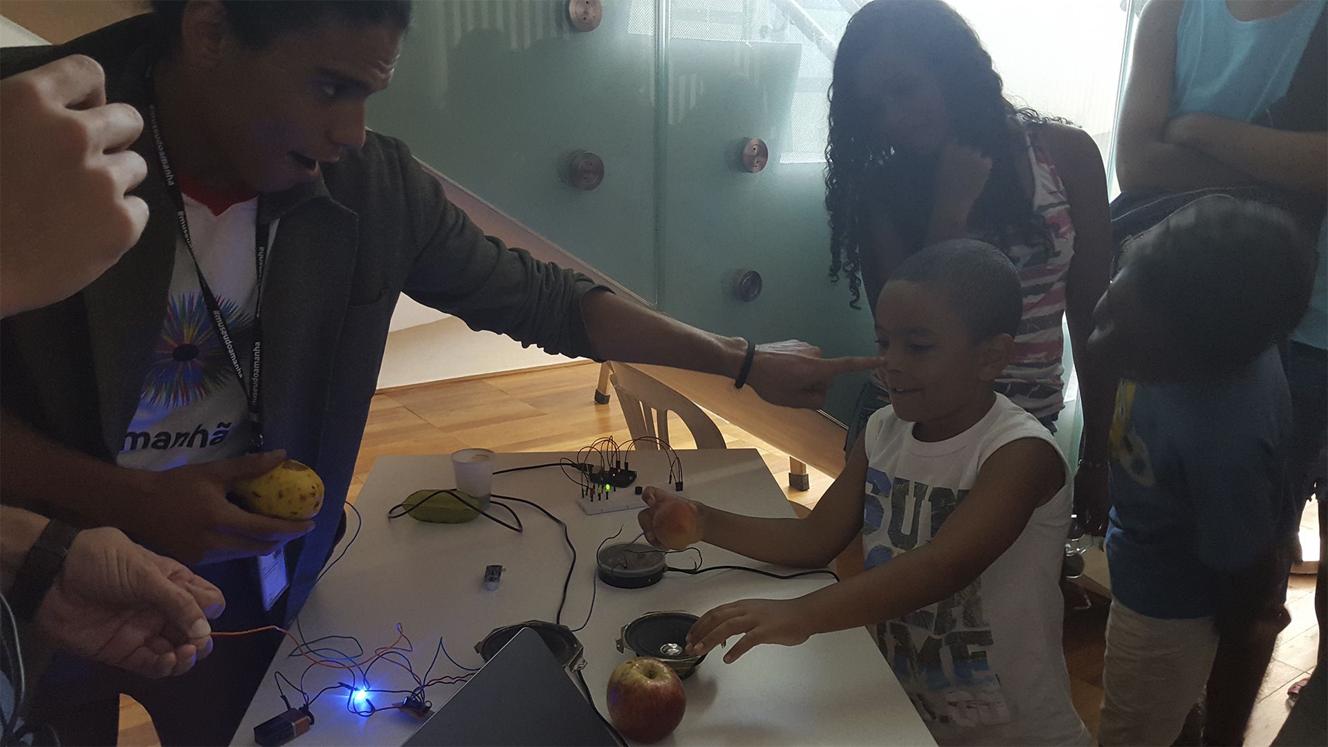 Oficina de Experimentações Tecnológicas ao público no LAA / Foto: Caio Chacal