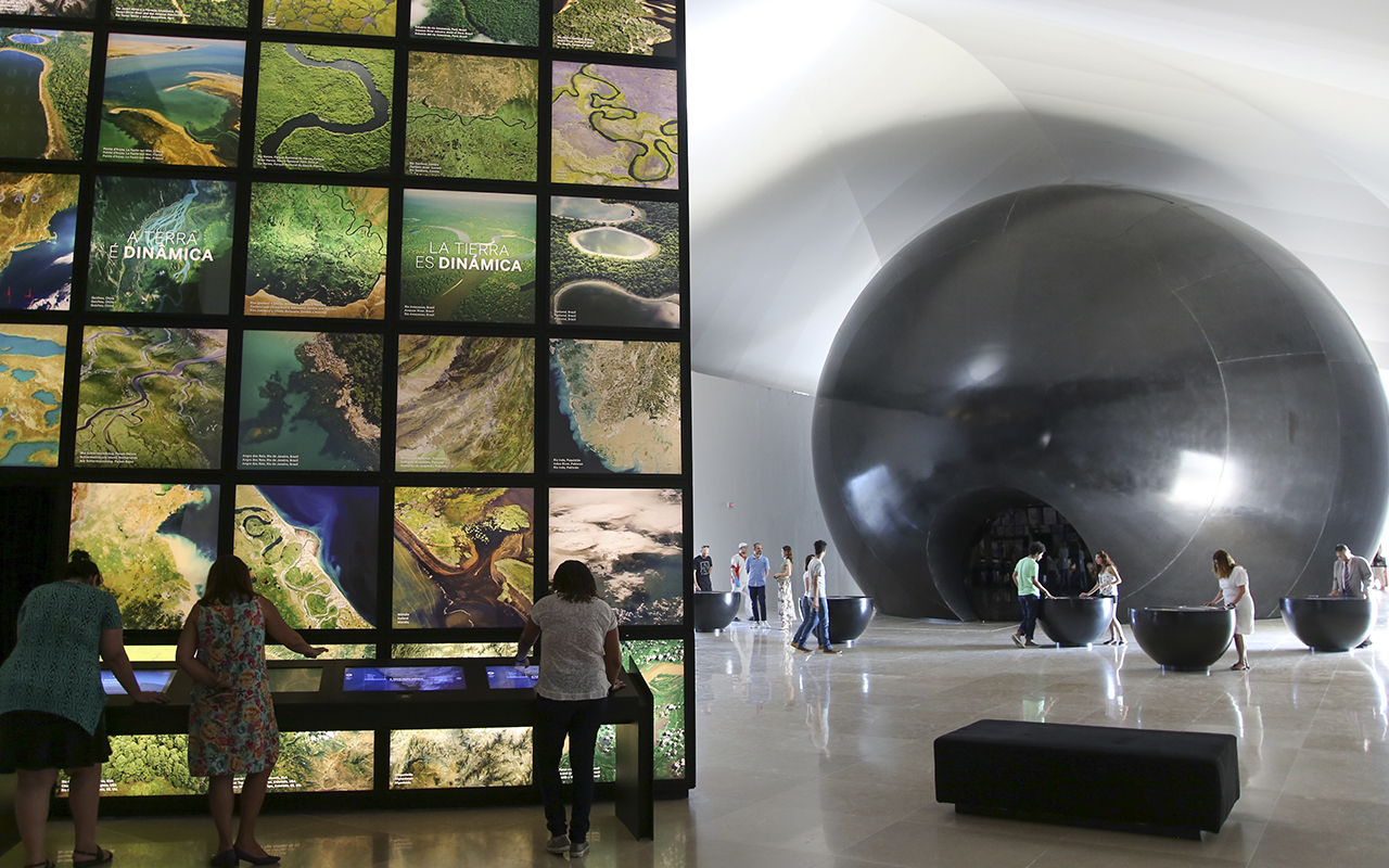 Cosmos, ao fundo, e o cubo Matéria, em primeiro plano: o início da Exposição Principal / Foto: Bernard Lessa - Museu do Amanhã