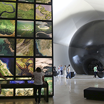 Cosmos, ao fundo, e o cubo Matéria, em primeiro plano: o início da Exposição Principal / Foto: Bernard Lessa - Museu do Amanhã