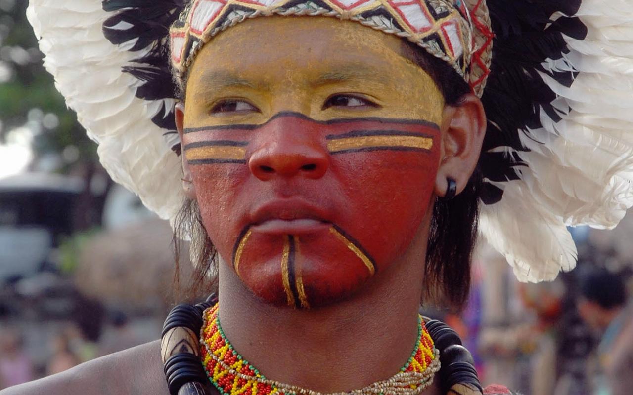 Índio Pataxó, exemplo raro de tribo que está conseguindo resgatar a própria língua, o Patxohã / Foto: Valter Campanato - Agência Brasil