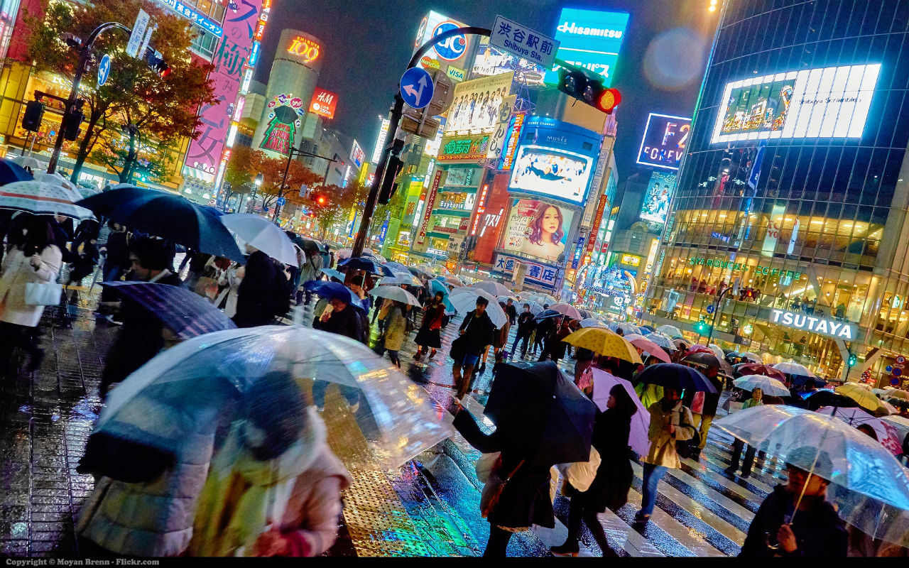 Pessoas com guarda-chuvas nas ruas de Tóquio / Foto de Moyan Brenn (Flickr)