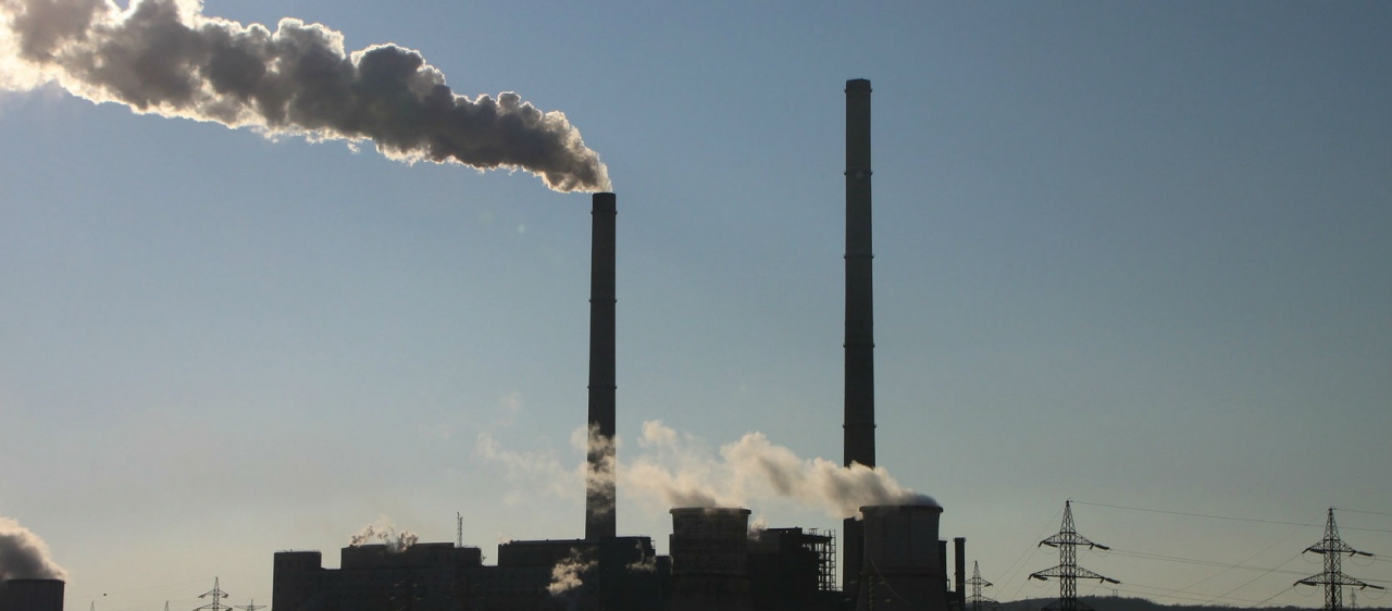 Fábricas emitem fumaça com gases poluentes / Imagem: Pixabay