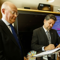 Ian Blatchford, diretor-presidente do Science Museum Group, e Ricardo Piquet, diretor-presidente do Museu do Amanhã, assinam acordo de parceria / Foto: Guilherme Leporace