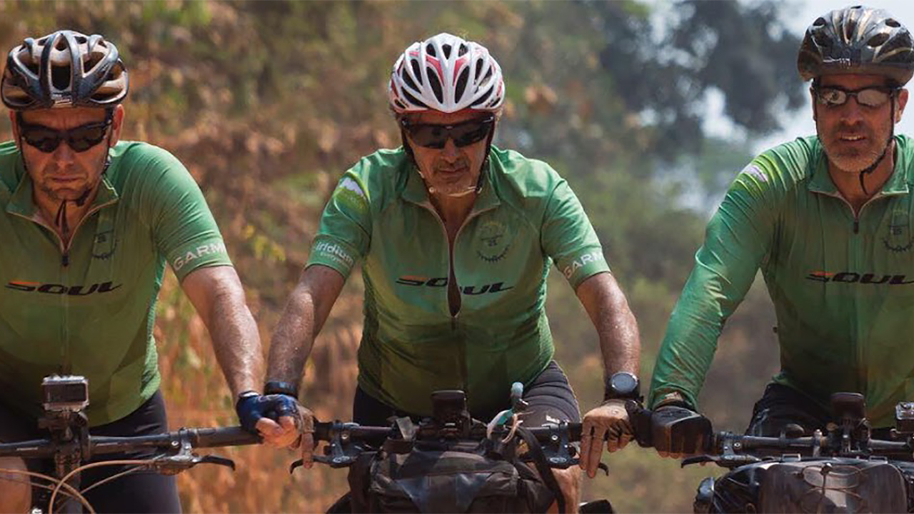 Foto do astronauta estadunidense Chris Cassidy e os cientistas brasileiros Paulo Moutinho e Osvaldo Stella andando de bicicleta na Transamazônica