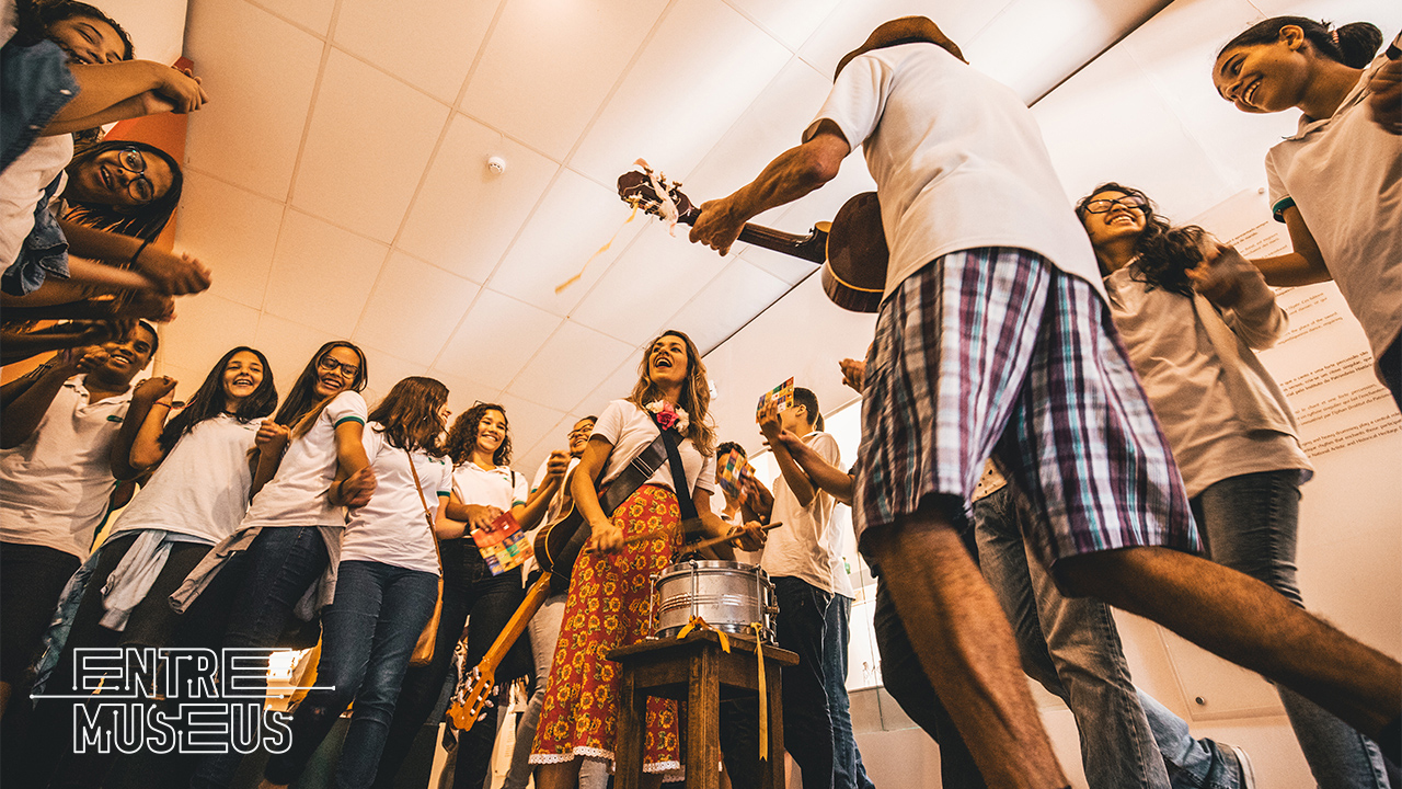 Grupo de jovens participantes do projeto Entre Museus envolvidos na atividade oferecida no Museu Casa do Pontal