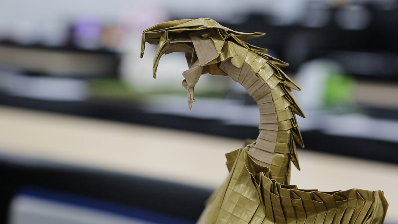 Dragão feito de papel utilizando a técnica de origami