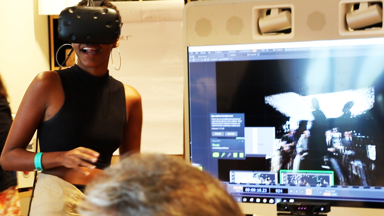 Uma mulher utilizando um óculos de Realidade Virtual no curso do Laboratório de Atividades do Amanhã