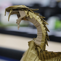 Dragão feito de papel utilizando a técnica de origami