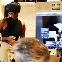 Uma mulher utilizando um óculos de Realidade Virtual no curso do Laboratório de Atividades do Amanhã