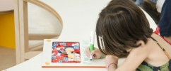 Criança desenhando em cima da mesa