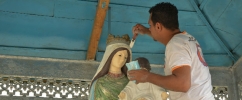 Homem pintando escultura de santo / Foto: Marcos Tristão