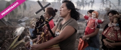 Mulheres carregando símbolos religiosos