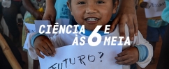 Foto de uma criança indígena segurando um papel escrito "Futuro?"
