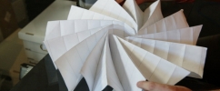 Forma geométrica feita de papel utilizando a técnica de origami