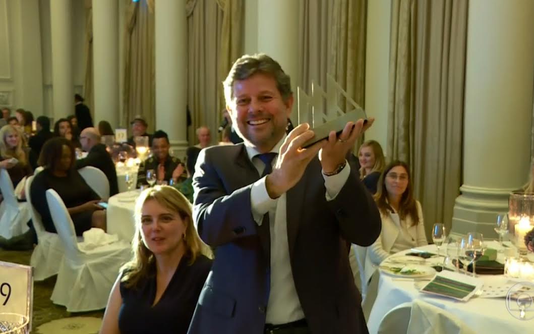 Ricardo Piquet, diretor-geral do Museu do Amanhã recebe em mãos o prêmio de Melhor Museu do Ano